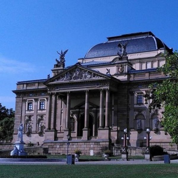 Wiesbaden hessisches Staatstheater - internationalen Maifestspiele 2026 Historisches Gebäude mit Säulen, Skulpturen und einem großen Dach.