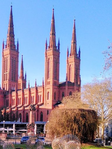 Marktkirche auf dem Marktplatz Wiesbaden Rote Backsteinkirche im Sonnenlicht vor blauem Himmel