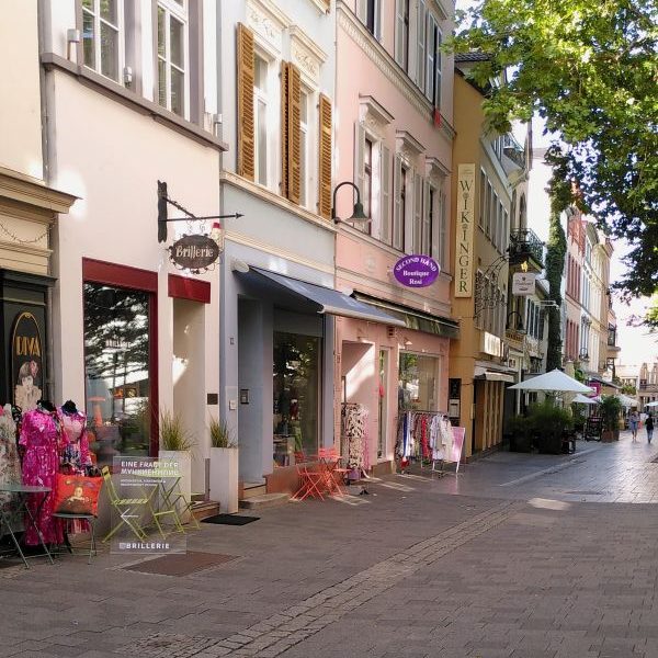 Die süßen Gässchen der Altstadt von Wiesbaden. Die Grabenstraße ist ein Teil des Altstadt Schiffchens. Bunte Ladenfronten und Straßenmöbel in einer malerischen Einkaufsstraße.