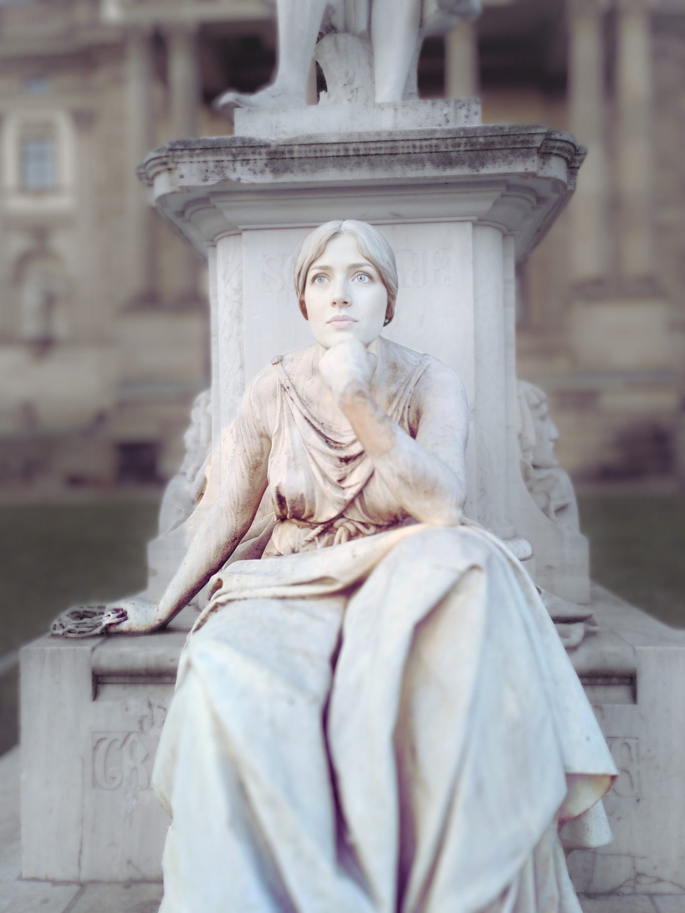 Statue als Erzählerin Eine klassizistische Statue einer nachdenklichen Frau in eleganter Kleidung.